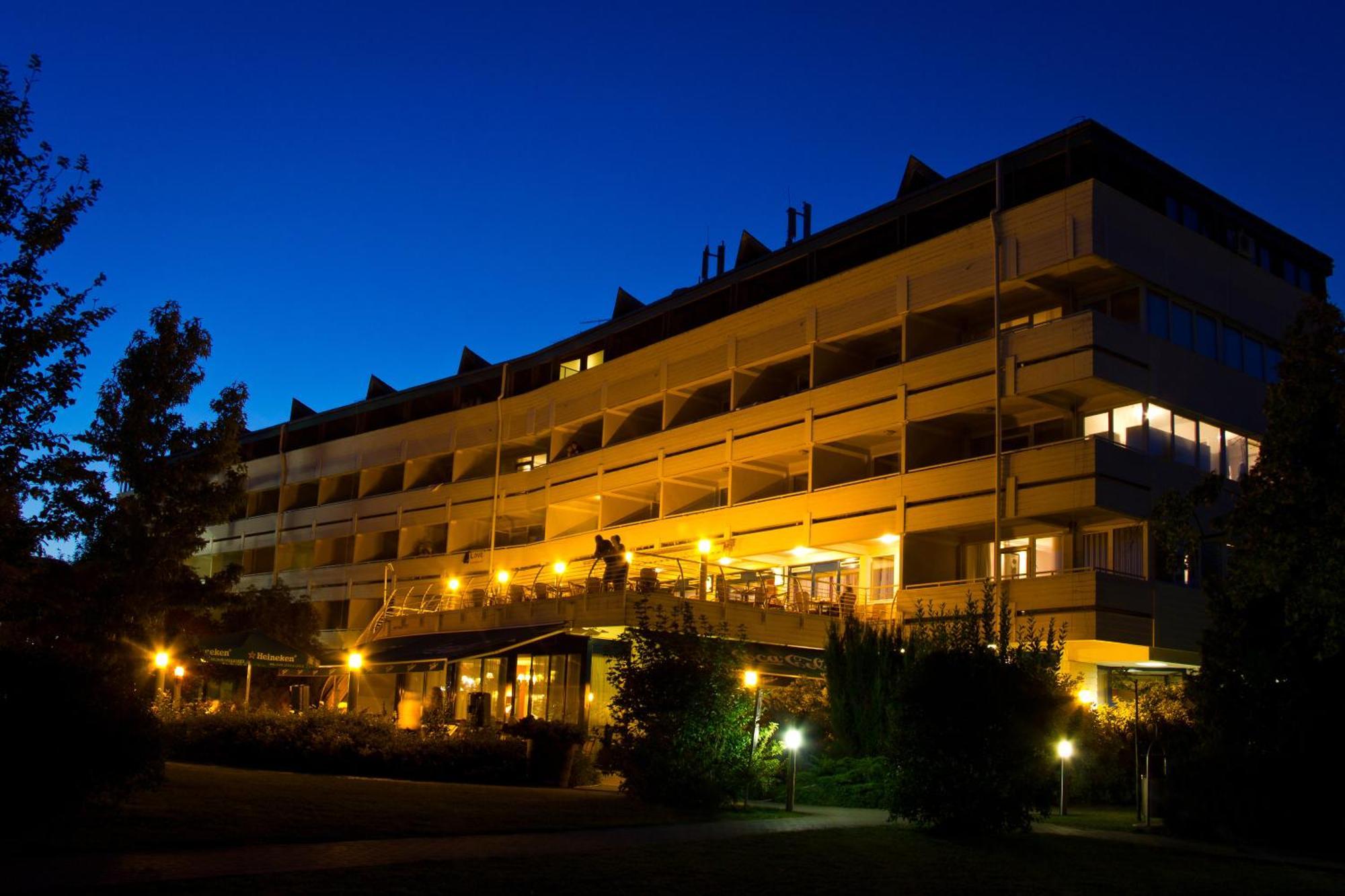 Hotel Marina Port Balatonkenese Exterior photo